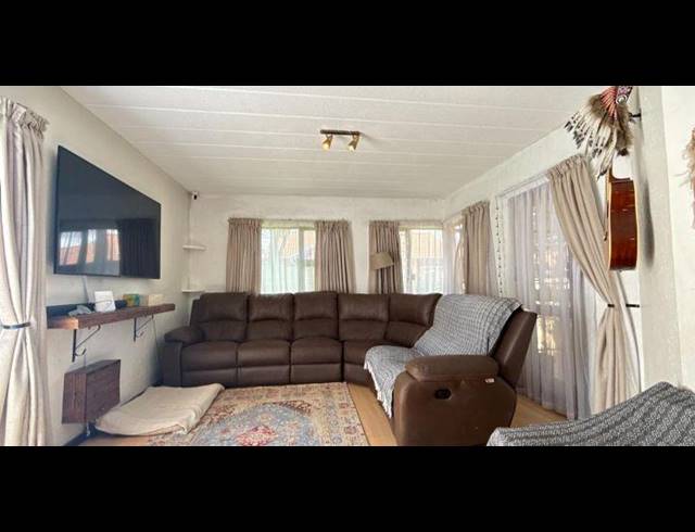 2 BEDROOM TOWNHOUSE FOR SALE IN GLENVISTA